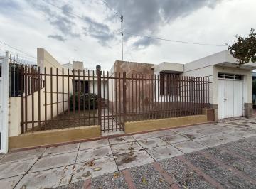 Casa · 118m² · 5 Ambientes · 1 Cochera · Hauser Vende Casa de 3 Habitaciones en El Barrio Decavial!