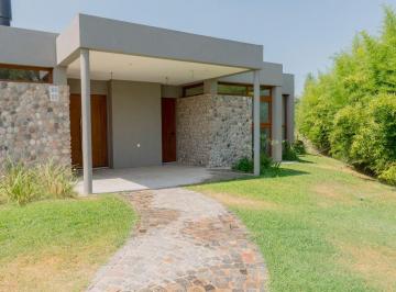Casa de 6 ambientes, Luján · Casa con 3 Dorm. de 249 m² en Venta en Lomas de San Francisco