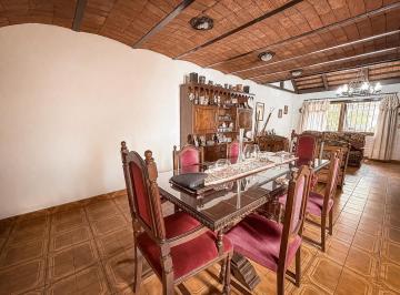 Casa · 302m² · 5 Ambientes · Casa en Venta 5 Ambientes con Patio y Parrilla