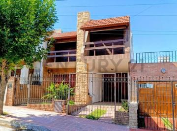Casa · 187m² · 7 Ambientes · 1 Cochera · Casa 3 Dorm - 2 Plantas C/ Patio, Galería y Asador - Cochera - Parque San Vicente - Zona Alta - Apta