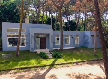 Casa · 180m² · 5 Ambientes · 1 Cochera · Venta de Casa 5 Ambientes en Pinamar Norte con Parque y Parrilla Entorno Natural