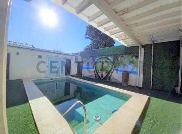 Casa · 325m² · 5 Ambientes · 2 Cocheras · Venta Casa 4 Ambientes Jardín, Piscina y Quincho. Villa Luzuriaga. Apto Crédito. Acepta Permuta