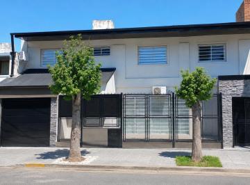Casa · 150m² · 4 Ambientes · 1 Cochera · Casa en Venta en Martinez, Muy Linda Zona Residencial.