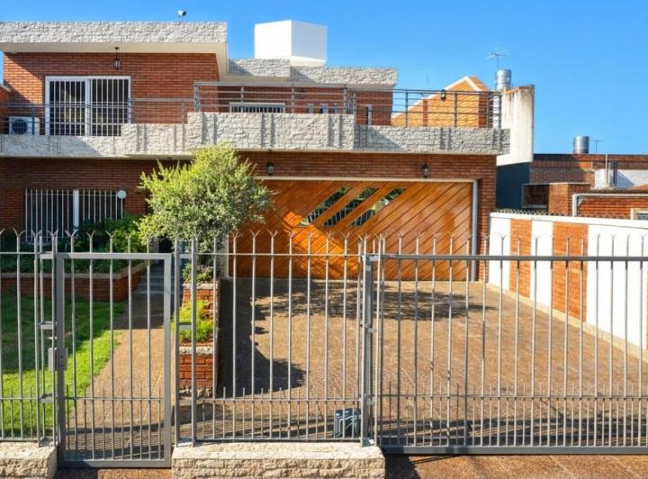 Casa · 183m² · 7 Ambientes · 3 Cocheras