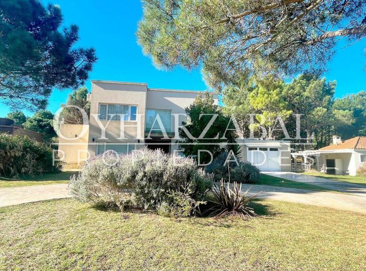 Casa · 290m² · 6 Ambientes · 2 Cocheras