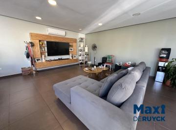 Casa · 404m² · 4 Ambientes · 3 Cocheras · Casa Sobre 2 Lotes en Barrio Elsieland, Impecable