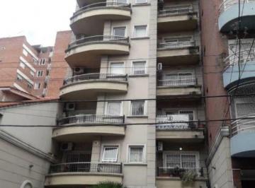 Departamento de 2 ambientes, Lanús · Departamento 2 Amb. Centro con Cochera Techada.
