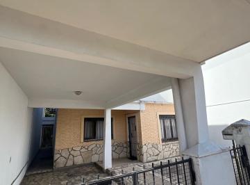 Casa · 4 Ambientes · 1 Cochera · Chalet Al Frente 3 Amb C/ Cochera y Patio + Unidad Al Fondo de 2 Amb