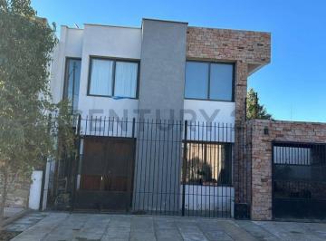 Casa · 256m² · 4 Ambientes · 2 Cocheras · Venta de Casa, Carrodilla. Lujan de Cuyo. Barrio Cerrado Juan Jose Paso.