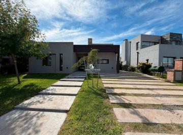 Casa de 4 ambientes, Pilar · Casa en Venta 4 Ambientes, Pileta y Fondo a Verde. Barrio Santa Elena. Pilar