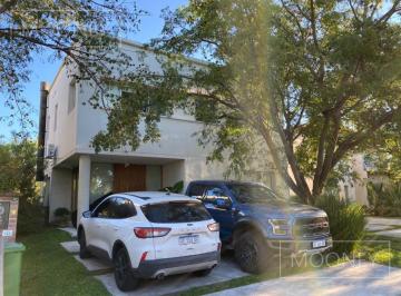 Casa · 240m² · 5 Ambientes · 1 Cochera · Casa - Los Lagos