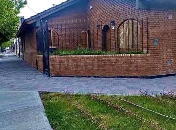 Casa · 137m² · 6 Ambientes · 1 Cochera · Venta de Casa Esquina y Departamento a Terminar