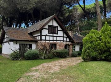Casa de 6 ambientes, Cariló · Excelente Oportunidad! Casa con 4 Dorm. en Venta en Cariló, Terreno de 1084 m²