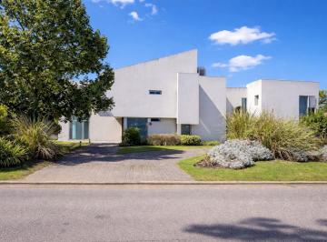Casa · 674m² · 5 Dormitorios · Venta Casa de Diseño Country Carlos Pellegrini Rosario - 674 m² Cubiertos