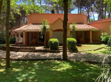 Casa · 220m² · 5 Ambientes · 2 Cocheras · Casa en Venta Carilo - Cerezo y Zorzal