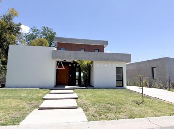 Casa · 168m² · 4 Ambientes · Casa en Venta en Pilar del Este