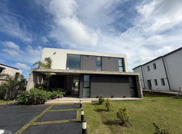 Casa · 290m² · 3 Dormitorios · Venta - Casa en Rumenco Joven a Estrenar con Pileta