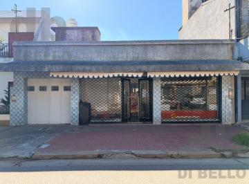 Casa · 298m² · 3 Ambientes · 1 Cochera · Casa con Local Comercial