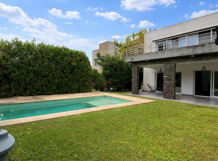 Casa · 200m² · 5 Ambientes · 2 Cocheras