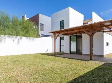 Casa · 141m² · 5 Ambientes · 2 Cocheras · Casa en Venta - 3 Dorm. 2 Baños - Gorina