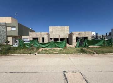 Casa · 105m² · 2 Ambientes · 1 Cochera · San Ignacio Village - 2 Dorm. - Todo en Planta Baja - a Estrenar!