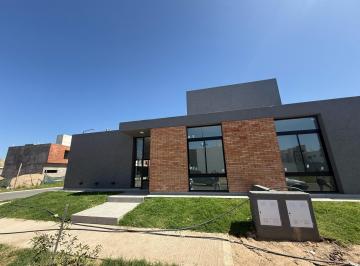 Casa · 115m² · 2 Ambientes · 1 Cochera · Duplex en Venta en Solares de Manantiales a Estrenar