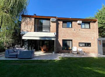 Casa · 180m² · 5 Ambientes · 2 Cocheras · Casa en Venta - 4 Dorm. 2 Baños - 180 m² - Escobar