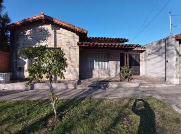 Casa · 120m² · 3 Ambientes · 1 Cochera · Casa en Venta - 2 Dorm. 1 Baño - Cochera - 220 m² - Castelar, Morón