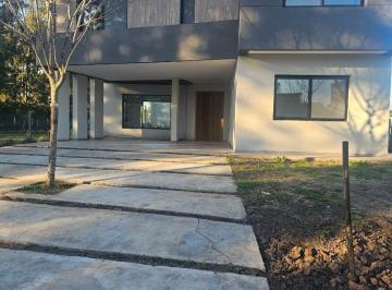 Casa · 190m² · 4 Ambientes · 4 Cocheras · Casa a Estrenar en 2 Plantas en Santo Tomas