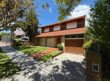 Casa · 256m² · 6 Ambientes · Casa en Venta - 4 Dorm. 5 Baños - Mar del Plata