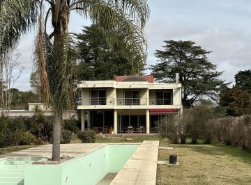 Casa · 400m² · 6 Ambientes · 2 Cocheras · Casa en Venta - 4 Dorm. 3 Baños - Cochera - 1608 m² - Villa Elisa