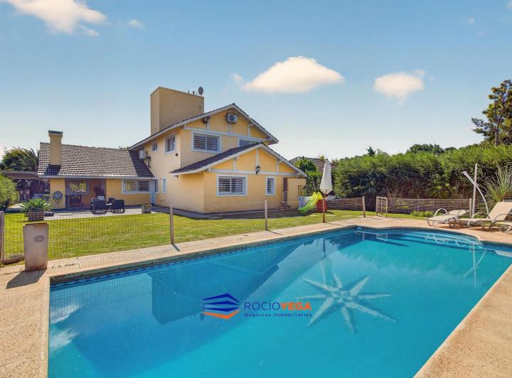 Casa · 220m² · 6 Ambientes · 6 Cocheras