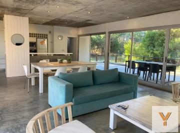 Casa · 190m² · 5 Ambientes · Casa en Venta - 4 Dorm. 3 Baños - 1000 m² - Costa Esmeralda
