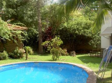 Casa · 343m² · 4 Ambientes · 2 Cocheras · Venta La Lucila, Hermoso Chalet de Terreno 533 m Amplio Parque con Piscina.