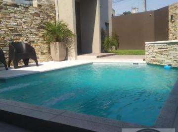 Casa · 255m² · 4 Ambientes · 1 Cochera · Venta Casa 4 Ambientes con Pileta Villa Sarmiento