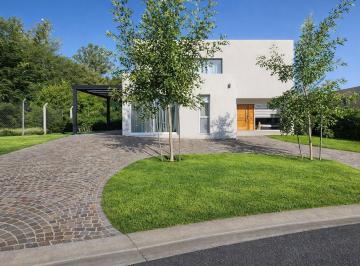 Casa · 190m² · 5 Ambientes · 2 Cocheras · Casa en Venta en Santa Guadalupe, Pilar del Este, Pilar