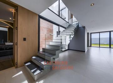 Casa · 268m² · 5 Ambientes · 2 Cocheras · Venta Casa de Categoría en Campo Chico - Patio Interno - Tres Dorm. - 270 m²