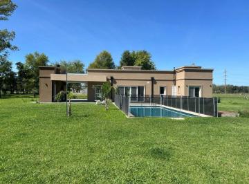 Casa · 151m² · 5 Ambientes · 3 Cocheras · Venta de Casa, 4 Ambientes, club de Campo La Asuncion de Lujan