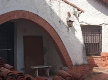 Casa · 203m² · 5 Ambientes · 2 Cocheras · Casa a Reciclar con 2 Locales Al Frente Sobre Lote de 10 X 50 m