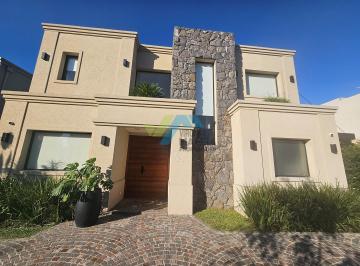 Casa · 206m² · 7 Ambientes · 5 Cocheras · Casa en Venta en Santo Tomas, Derqui, Pilar