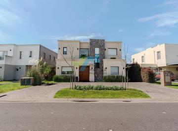 Casa · 206m² · 7 Ambientes · 5 Cocheras · Casa en Venta en Santo Tomas, Derqui, Pilar