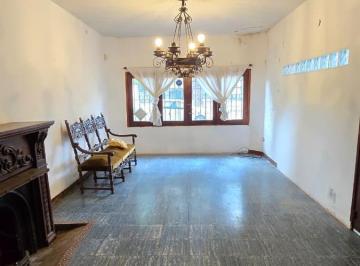 Casa · 217m² · 6 Ambientes · 1 Cochera · Patio - Parrillero - Dos Plantas - Permutas