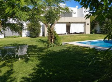 Casa · 406m² · 7 Ambientes · 2 Cocheras · Venta Casa Premium Causana: Lote Inmenso, Playroom y Pileta