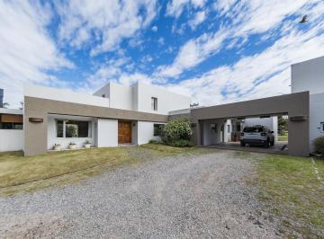Casa · 406m² · 7 Ambientes · 2 Cocheras · Venta Casa Premium Causana: Lote Inmenso, Playroom y Pileta