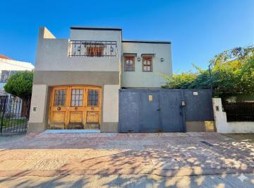 Casa · 180m² · 4 Ambientes · 1 Cochera · Casa en Venta Reciclada a Nuevo en La Calabria, San Isidro