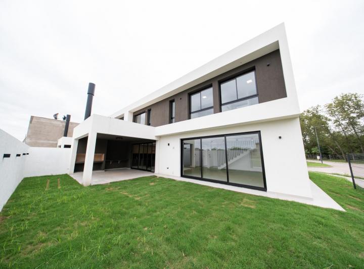 Casa · 241m² · 7 Ambientes · 2 Cocheras