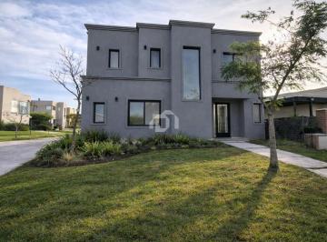 Casa · 152m² · 5 Ambientes · 2 Cocheras · Casa en Venta en Santa Elena, Pilar del Este, Pilar