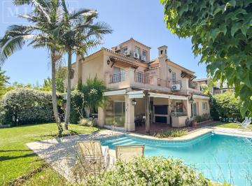 Casa · 244m² · 6 Ambientes · 3 Cocheras · Casa en Venta - Lote Interno en Barrancas de San Jose