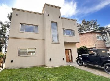 Casa · 170m² · 4 Ambientes · 2 Cocheras · Casa en Alquiler por 12 Meses en Las Orquídeas Moderna y Super Luminosa