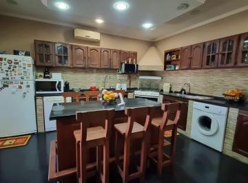 Casa · 82m² · 4 Ambientes · 1 Cochera · Venta Casa 4 Ambientes Lomas de Zamora con Cochera Quincho Patio